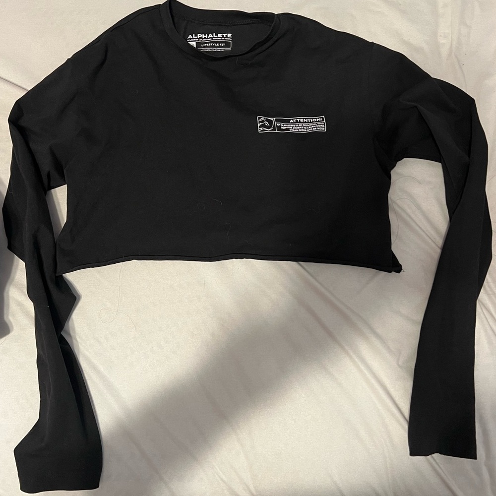 ALPHALETE BLACK CROP LONG SLEEVE
